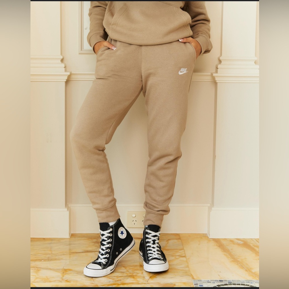 NWOT Nike Sportswear Club Fleece Mid-Rise Joggers Size S Beige Sweatpants